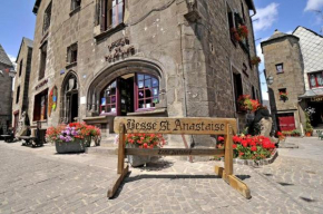 Grande maison dans la cité médiévale de Besse